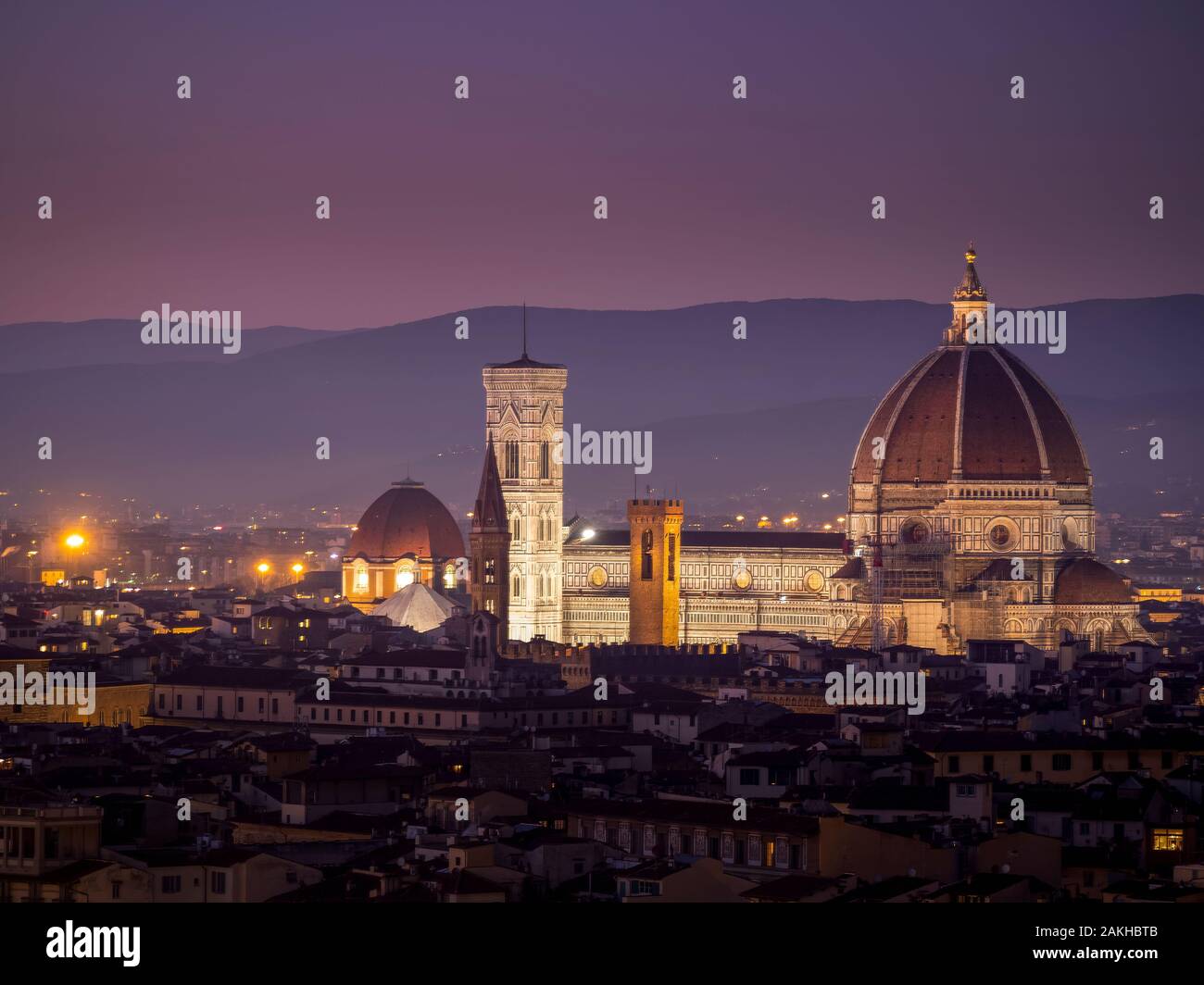 Florenz, Italien, Stadtbild mit beleuchteten Kathedrale, Dom bei Nacht. Aka der Basilika von Santa Croce. Januar 2020. Stockfoto