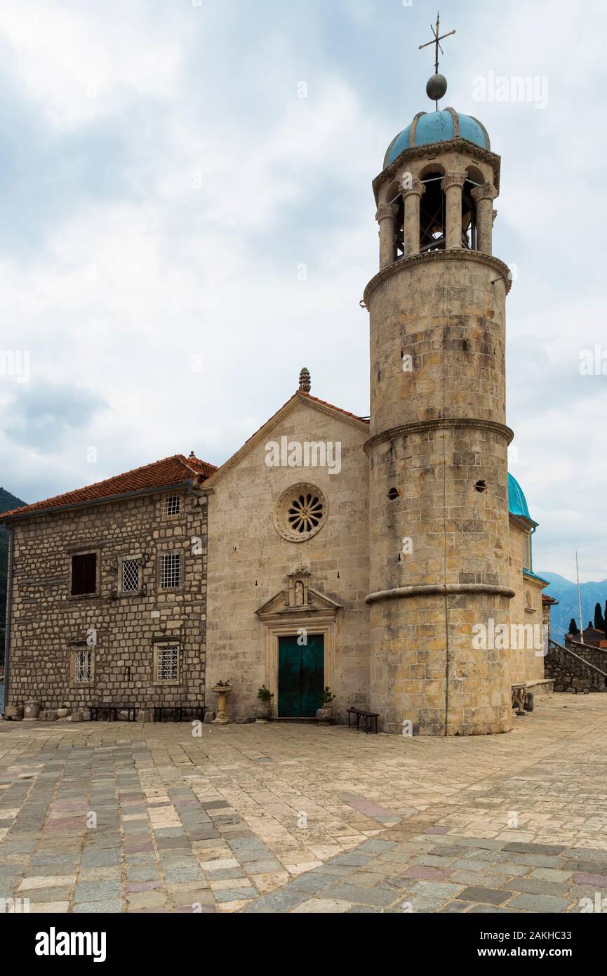 Unsere Liebe Frau von den Felsen Kirche errichtet auf einer künstlichen Insel, Bucht von Kotor, Perast, Montenegro Stockfoto