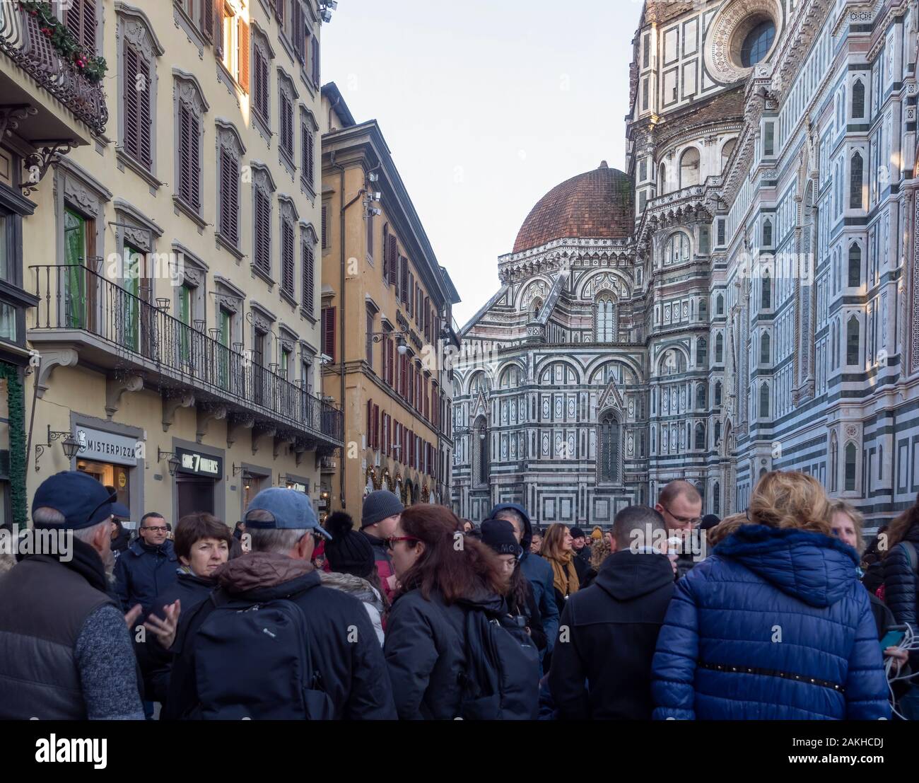 Florenz, Italien, 6. Januar 2020: Massen von Touristen genießen Winter Sonne, außerhalb der Saison in Florenz, Toskana. In der Nähe von der Kathedrale, dem Duomo, aka Basilika Stockfoto