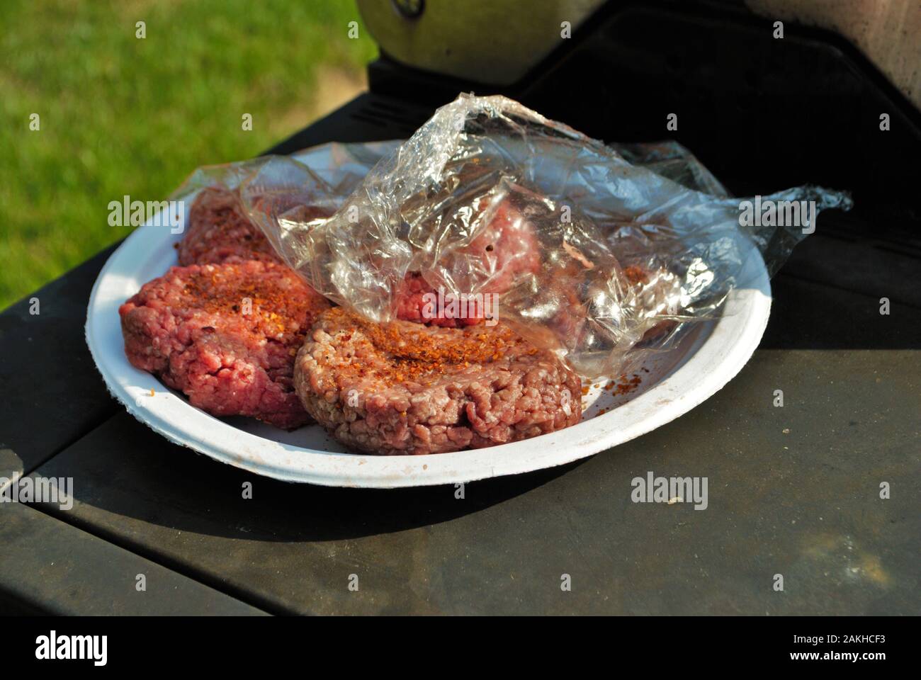 Rohes Hackfleisch hamburger Pastetchen bereit, auf dem Grill zu einem Hinterhof Partei gesetzt werden Stockfoto