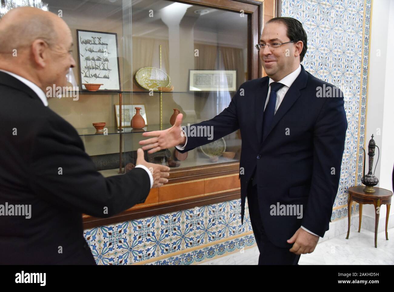 Tunesische Ministerpräsident Youssef Chahed erhält der französische Außenminister Jean-Yves Le Drian in Kasba. Stockfoto