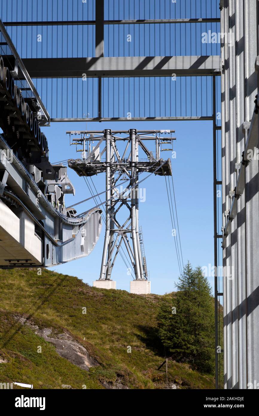 Stützpfeiler, die Kabel auf der Kaprun-Kitzsteinhorn-K-Onnection im Salzburgerland, Österreich. Die Struktur links das Kitzsteinhorn und Maiskogel. Stockfoto