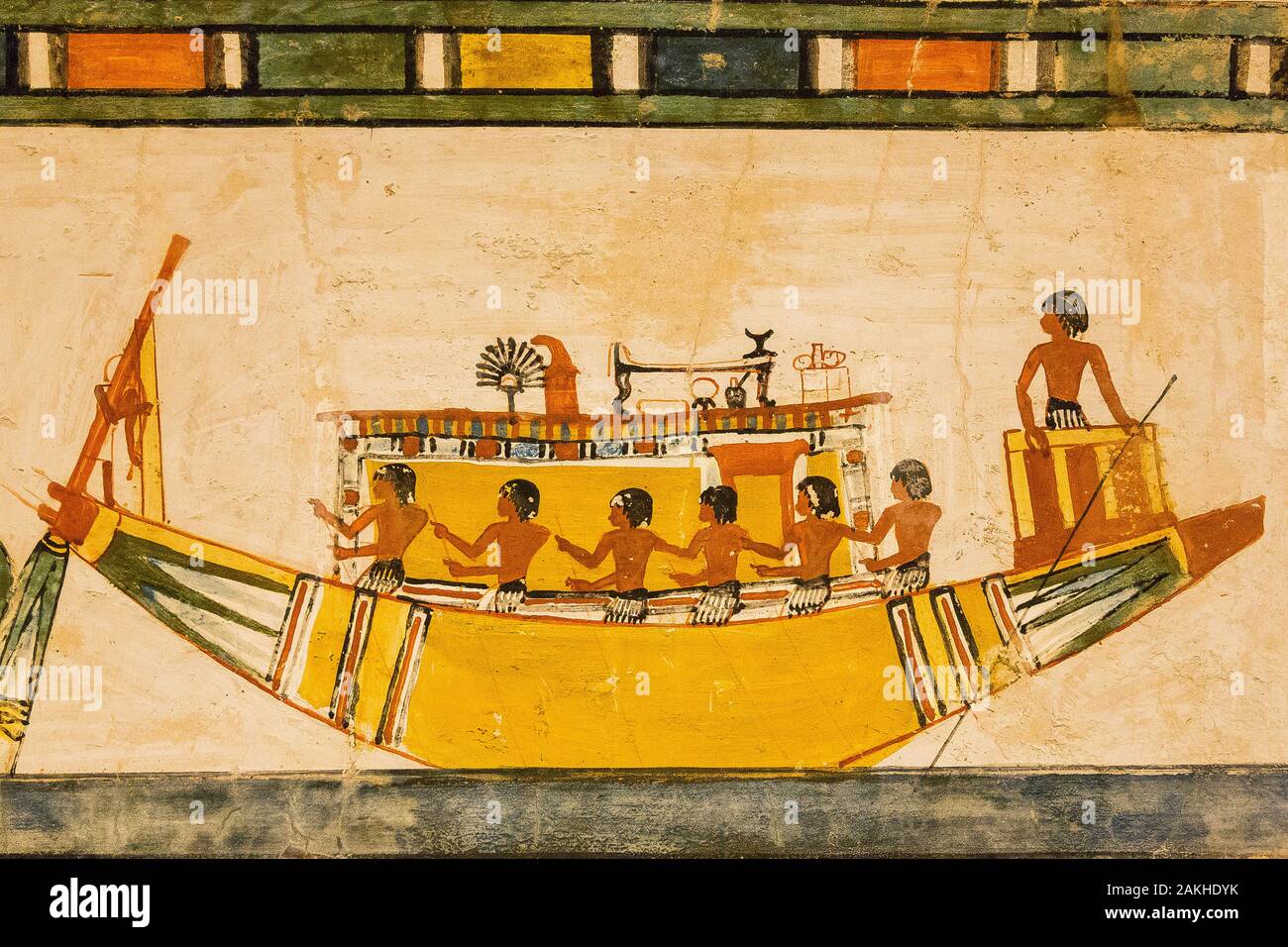 Luxor in Ägypten, Tal der Nobles, Grab von Menna. Das Trauerboot überquert den Nil. Unter den Objekten ein Bett, ein Ventilator und ein Spiegel. Stockfoto