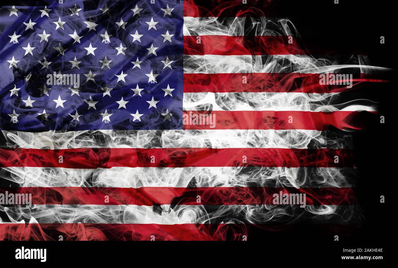 Rauch Form der nationalen Flagge der Vereinigten Staaten von Amerika isoliert auf schwarzen Hintergrund. Stockfoto