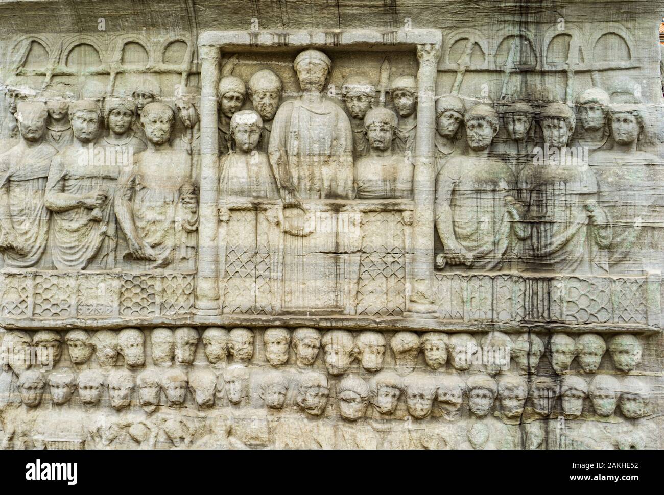 Detail der Sockel der Obelisk von Theodosius in Istanbul, Türkei. Relief, die THEODOSIUS I bietet Lorbeeren der Sieg. Stockfoto
