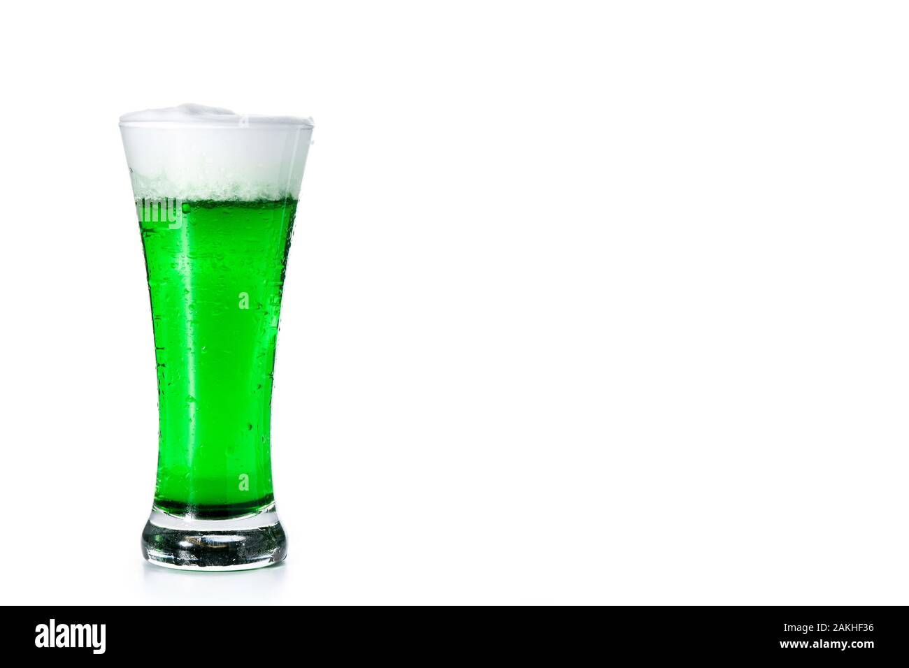 Traditionelle St Patrick's Day grün Bier auf weißem Hintergrund. Platz kopieren Stockfoto