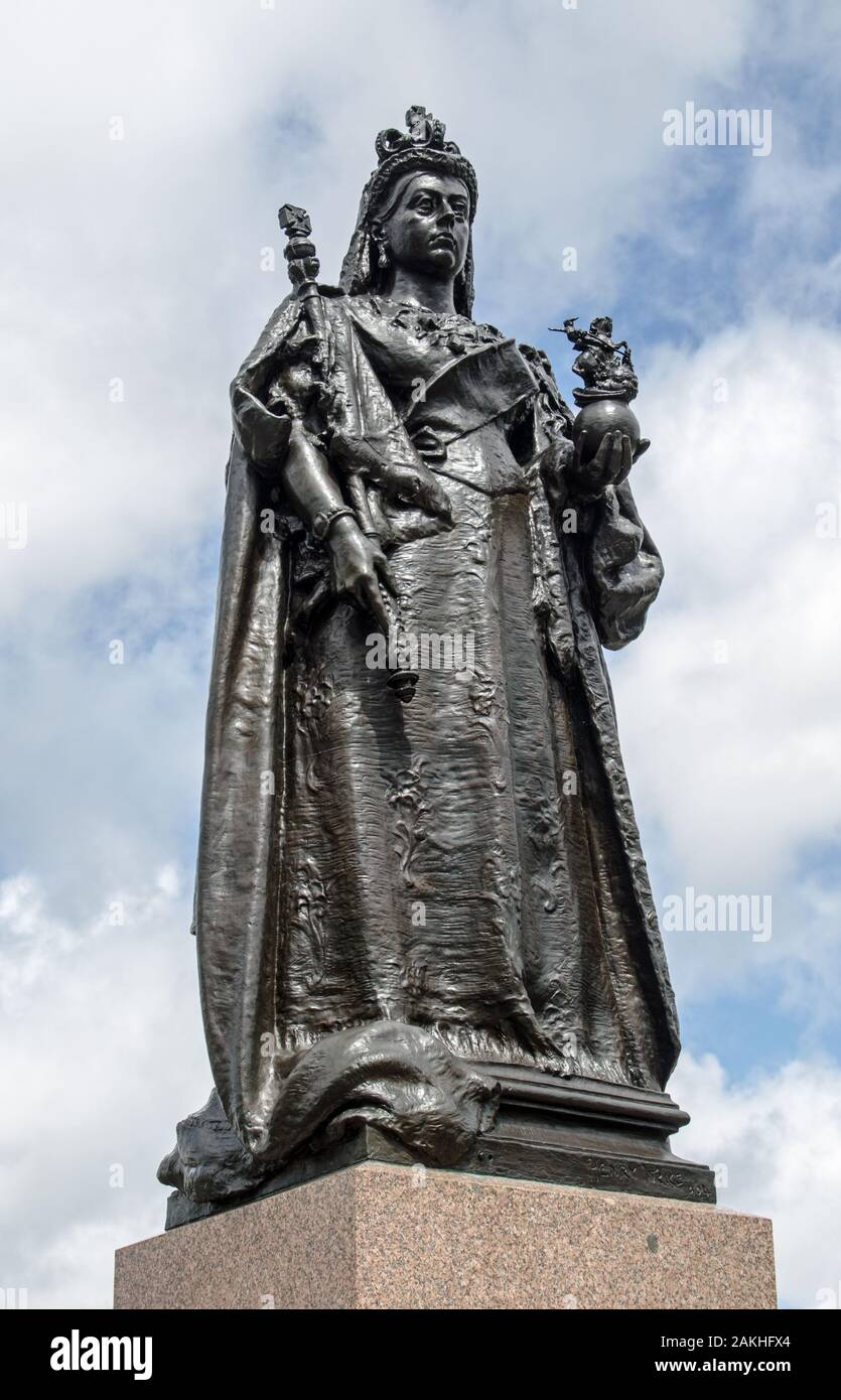 Volle Länge Statue von Queen Victoria trug, Bademäntel und einen Reichsapfel und Zepter. Von Henry Preis 1904 und auf öffentliche Anzeige bei Sa geformt Stockfoto