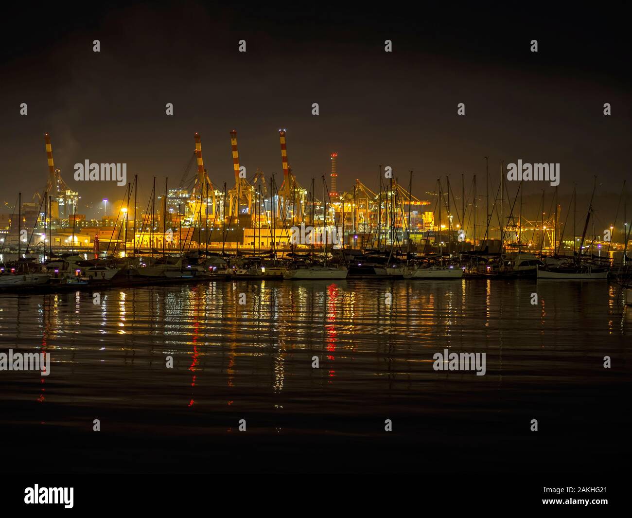 LA SPEZIA, Ligurien, Italien - 8. Januar 2020: Stadt, Hafen, Hafen und Marina bei Nacht mit Kränen, Boote, Schiffe und Container. Nacht. Stockfoto