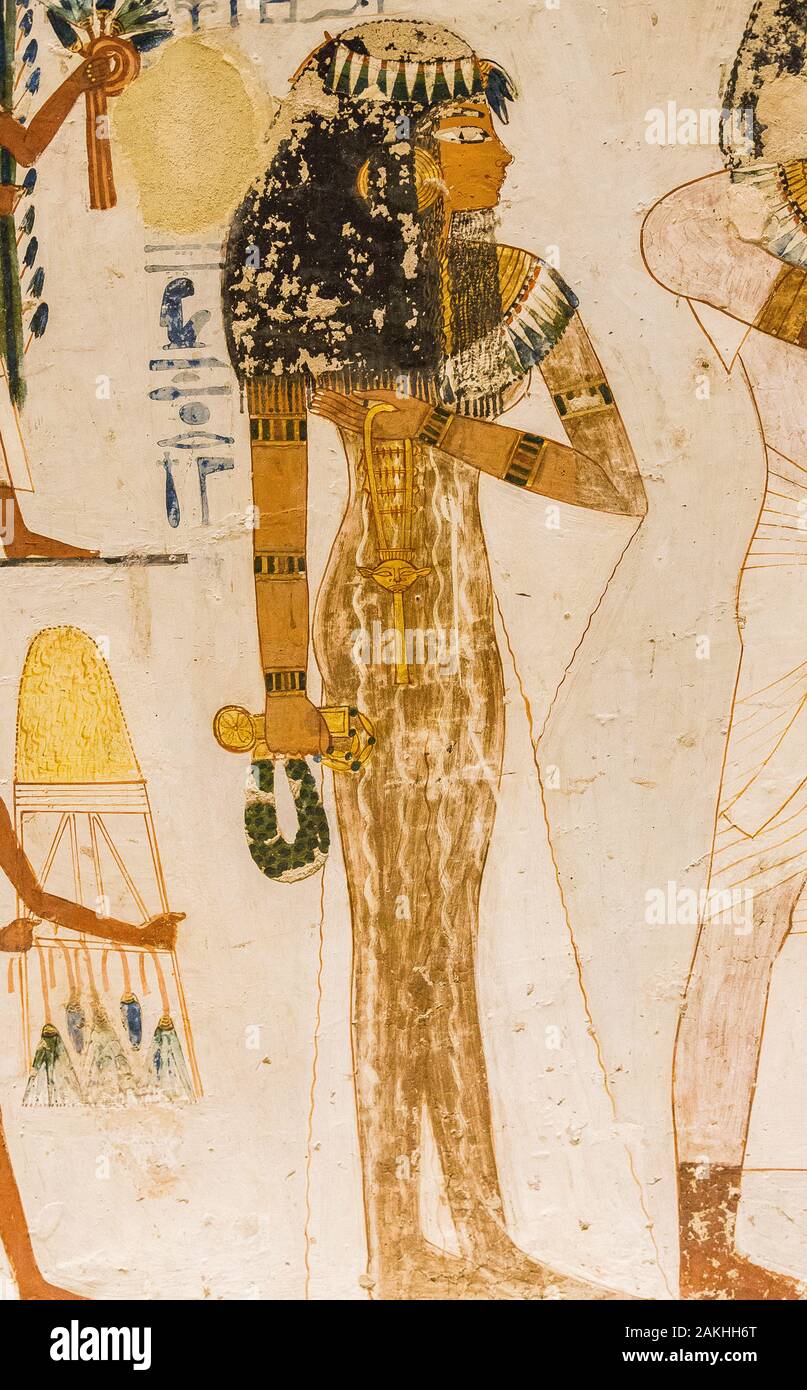 Louxor in Ägypten, Tal der Nobles, Grab von Menna. Die schöne Frau von Menna hält ein hasthorisches Sistrum und eine halskette von menat. Stockfoto