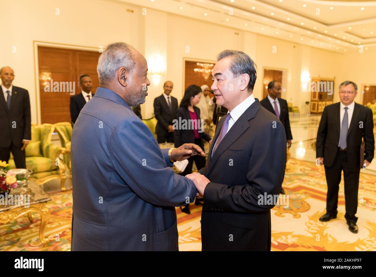 Dschibuti Dschibuti. 9 Jan, 2020. Dschibuti Präsident Ismail Omar Guelleh erfüllt mit chinesischen Staatsrat und Außenminister Wang Yi in Dschibuti, der Hauptstadt von Dschibuti, Jan. 9, 2020. Credit: Xie Han/Xinhua/Alamy leben Nachrichten Stockfoto