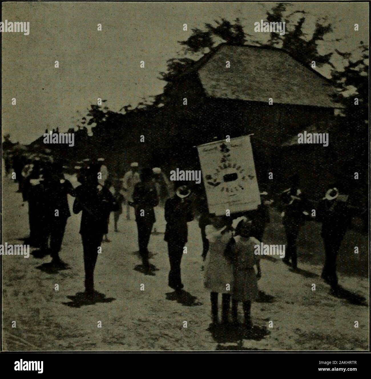 Kanadische Lebensmittelhändler Juli-Dezember 1908. Ess. JimMundie gegossen Kaffee für alle playersout von Au-alte Zinn Topf und dann Puf^ ingthe Auswurfkrümmer in seinem Mund machte einen großen fluteout. Mel Tufford machte eine goodfigui-e als Amor Hazen. Bob Cowanand Ed. Nally mit einem schwarzen Gesicht< bis, trat aus einem Cakewalk in einem waythat würde deine Tante Liza einige lookaround. Die Akte geschlossen mit einer außerordentlich gut gerenderten Burleske auf haben im letzten Jahr so viel in-freizeittiere wurde manifest. Nach everybod^ ihad gesehen, jemand anderes zu Hause und hadcome zurück, nachdem die Stühle unten beenbrought aus dem Zelt und nach p Stockfoto