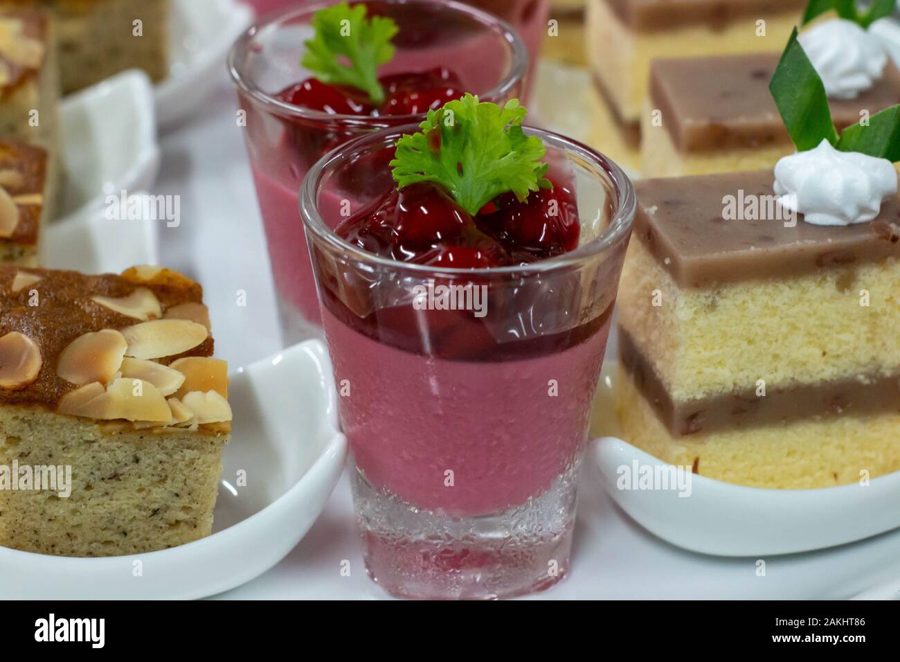 Einen kleinen Nachtisch für Kaffee auf Platte Stockfoto