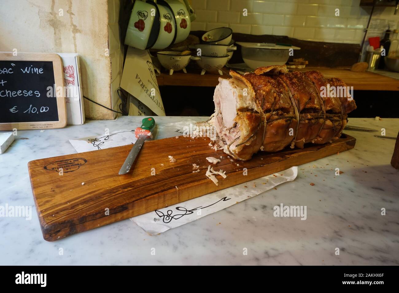 Eine italienische Porchetta, gekochtes Schweinebraten, verkaufen auf dem Markt in Rom, Italien Stockfoto