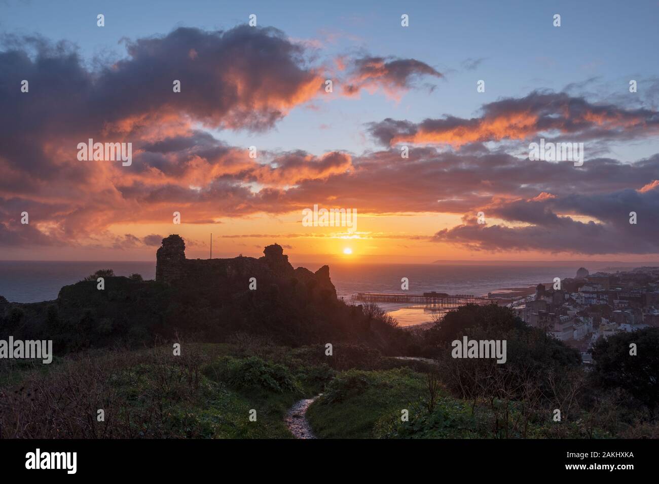 Hastings, East Sussex. 9. Januar 2020. Ein farbenfroher Sonnenuntergang am Hastings Castle nach einem windigen, nassen, aber sehr milden Januar Tag. Carolyn Clarke/alamy Leben Nachrichten Stockfoto