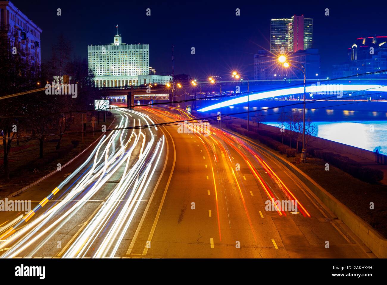 Eine Straße in der Föderalen Versammlung der Russischen Föderation in der Nacht führende, Moskau, Russland Stockfoto