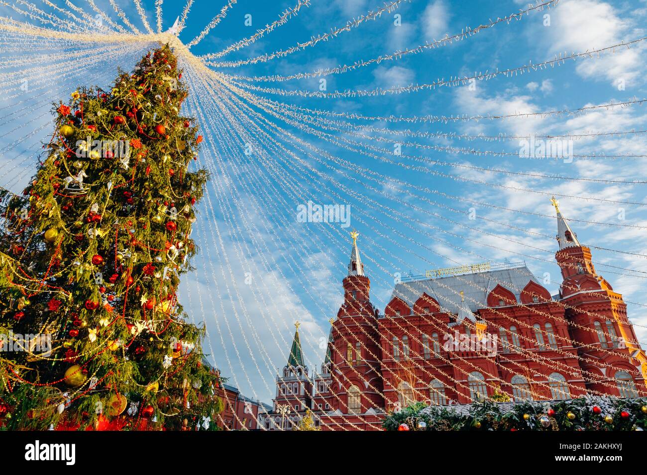 Ein Weihnachtsbaum am Manezhnaya Quadrat mit dem Staatlichen Historischen Museum auf dem Hintergrund, Moskau, Russland Stockfoto