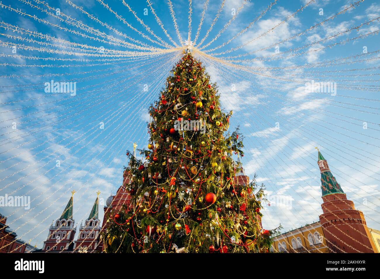 Ein Weihnachtsbaum am Manezhnaya Platz und der Kreml auf dem Hintergrund, Moskau, Russland Stockfoto