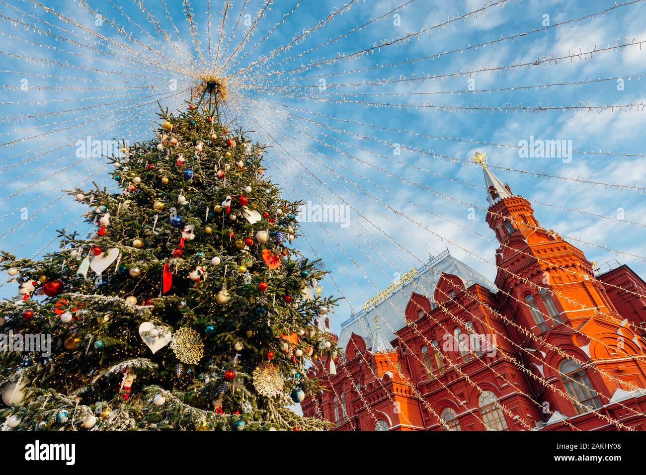 Ein Weihnachtsbaum am Manezhnaya Quadrat mit dem Staatlichen Historischen Museum auf dem Hintergrund, Moskau, Russland Stockfoto
