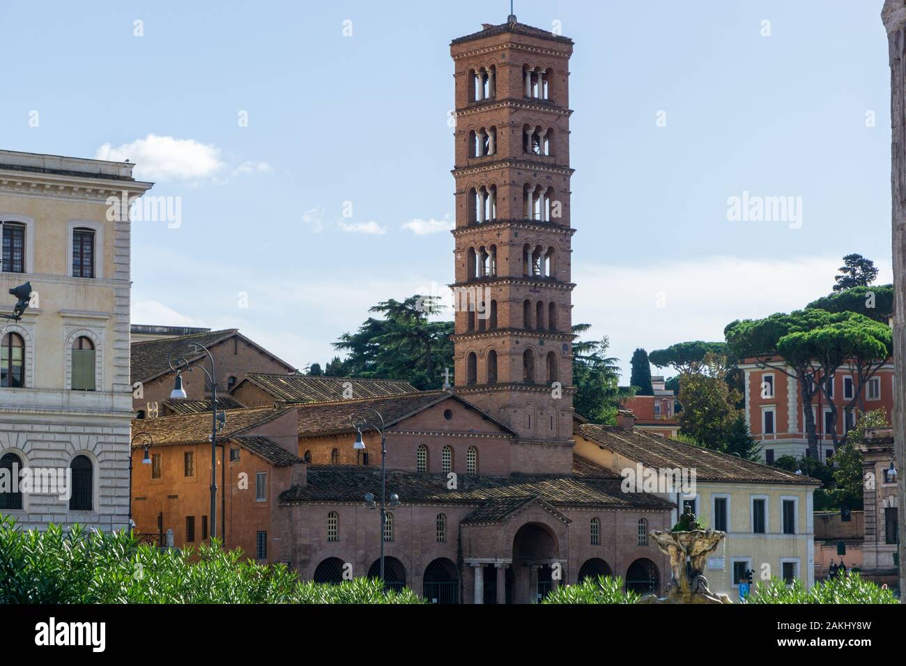 Marienbasilika in Cosmedin (Basilika di Santa Maria in Cosmedin) in Rom, Italien. Im Portikus der Kirche befindet sich La Bocca della Verità Stockfoto