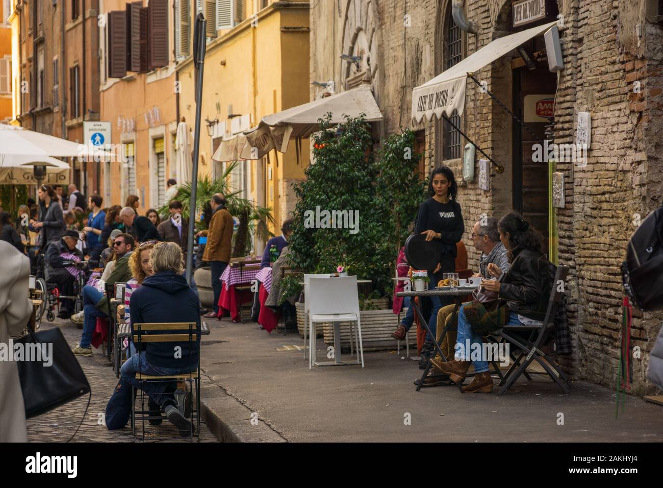 ROM, ITALIEN - 10. November 2019: Szene des Alltags in Ghetto, historischer jüdischer Stadtteil von Rom, Italien Stockfoto