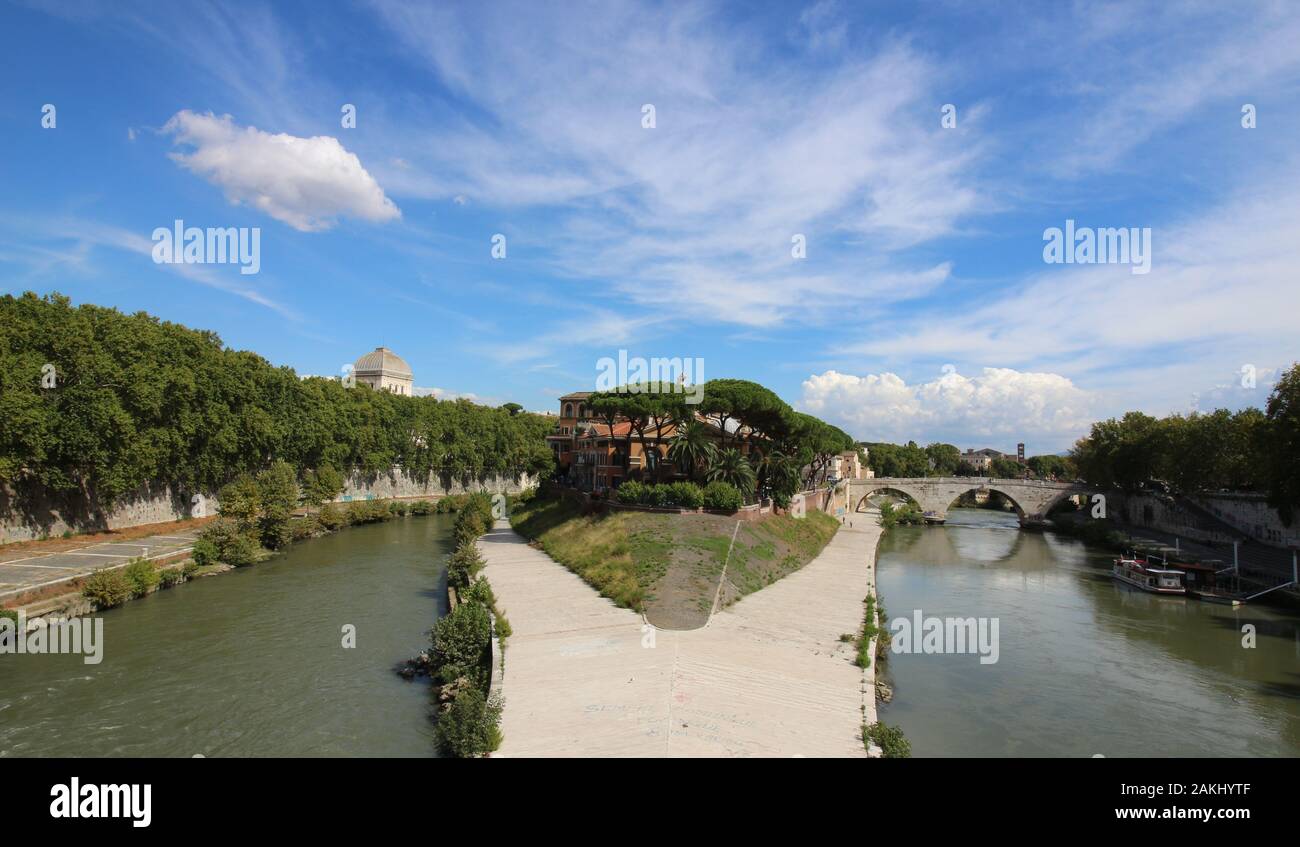 Tiber mit wilden Wassern und der Tiberinsel in Rom. Italien Stockfoto