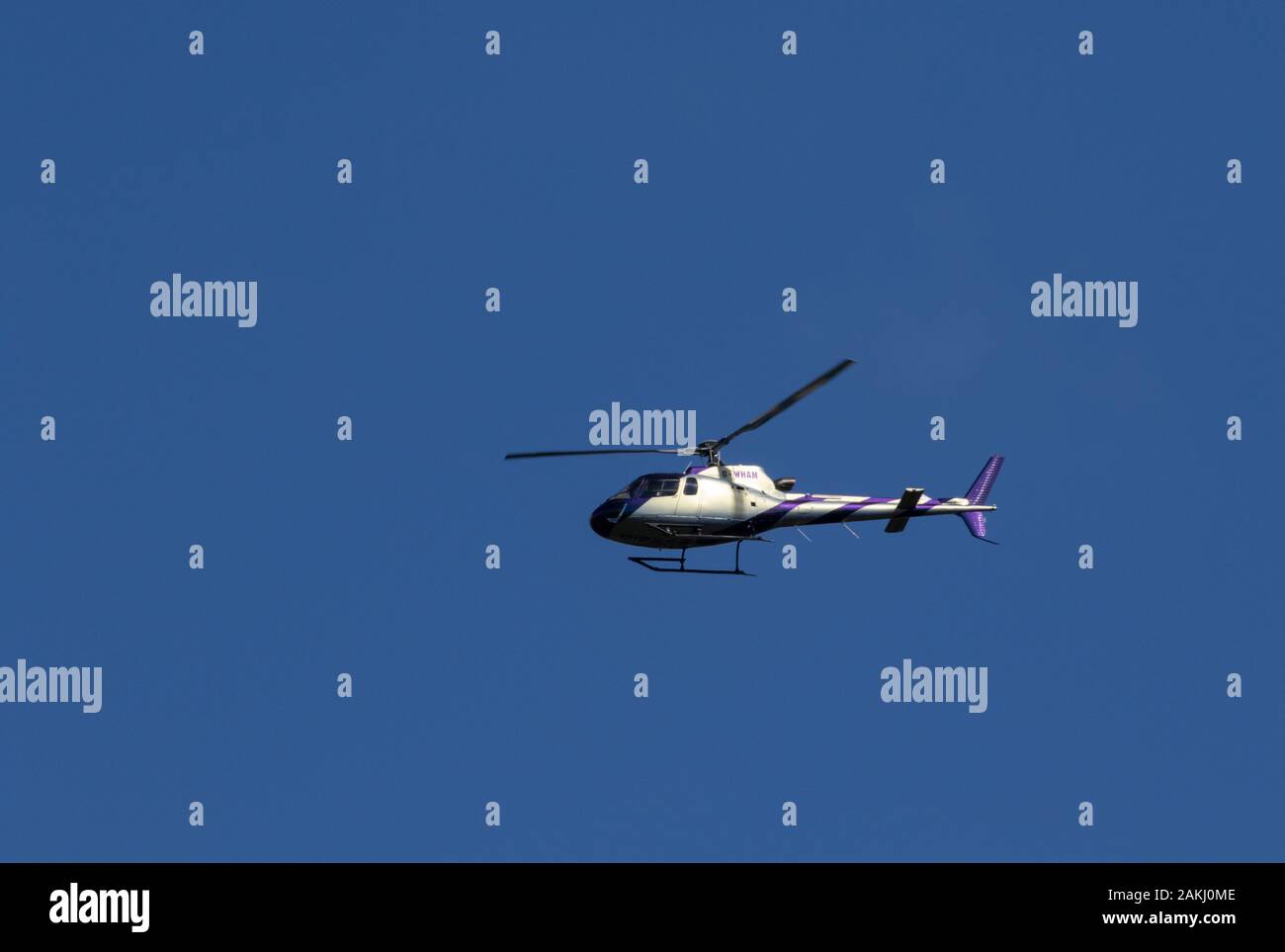 G-WHAM Eurocopter AS0350 B3 Ecureuil über Surrey fliegen Stockfoto