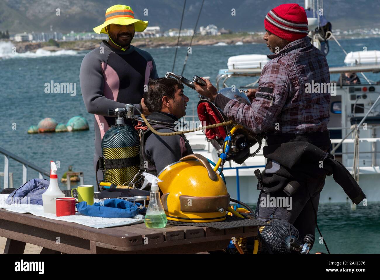 Hermanus, Western Cape, Südafrika. Dezember 2019. Professionelle Taucher Schulung, Vorbereitung junger Student Taucher vor dem Tauchgang. Stockfoto