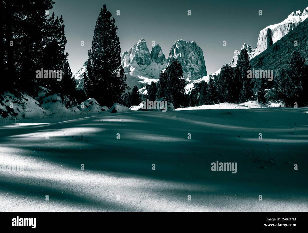 Dolomiten in frischem wintersnow in der Nähe von Canazei Stockfoto