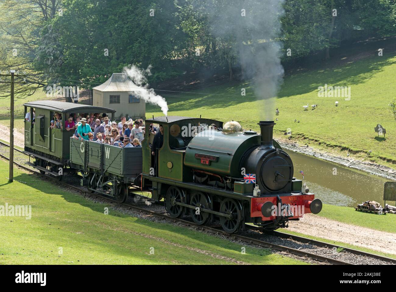Ein Dampfzug mit Passagieren in zwei Waggons als Teil der Fawley Hill Dampf- und Vintage Transport Wochenende an private Lord McAlpine Eisenbahn, Stockfoto