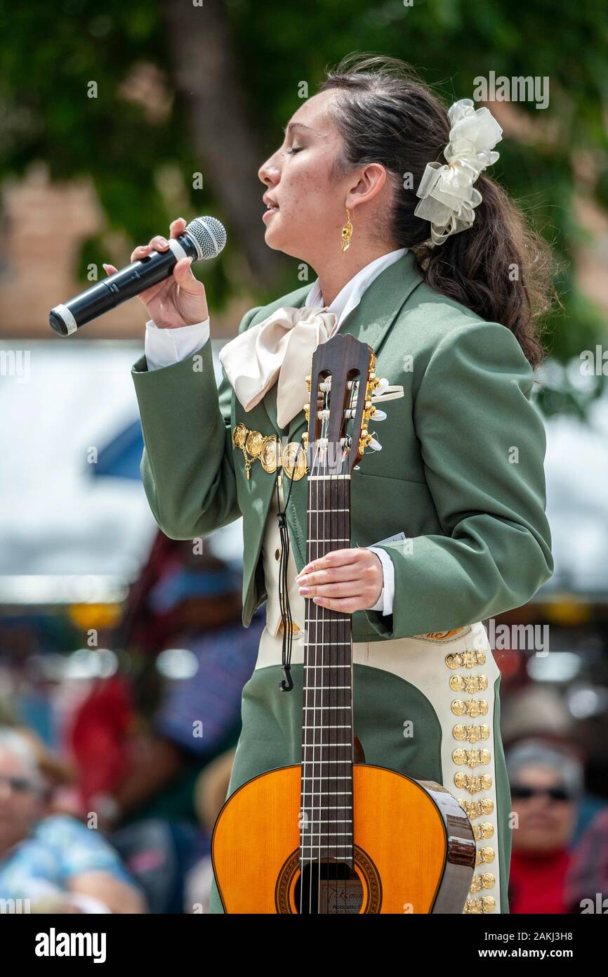 Weibliche mariachi Sänger und Gitarrist, Cinco de Mayo Feier, Old Mesilla, Las Cruces, New Mexico USA Stockfoto