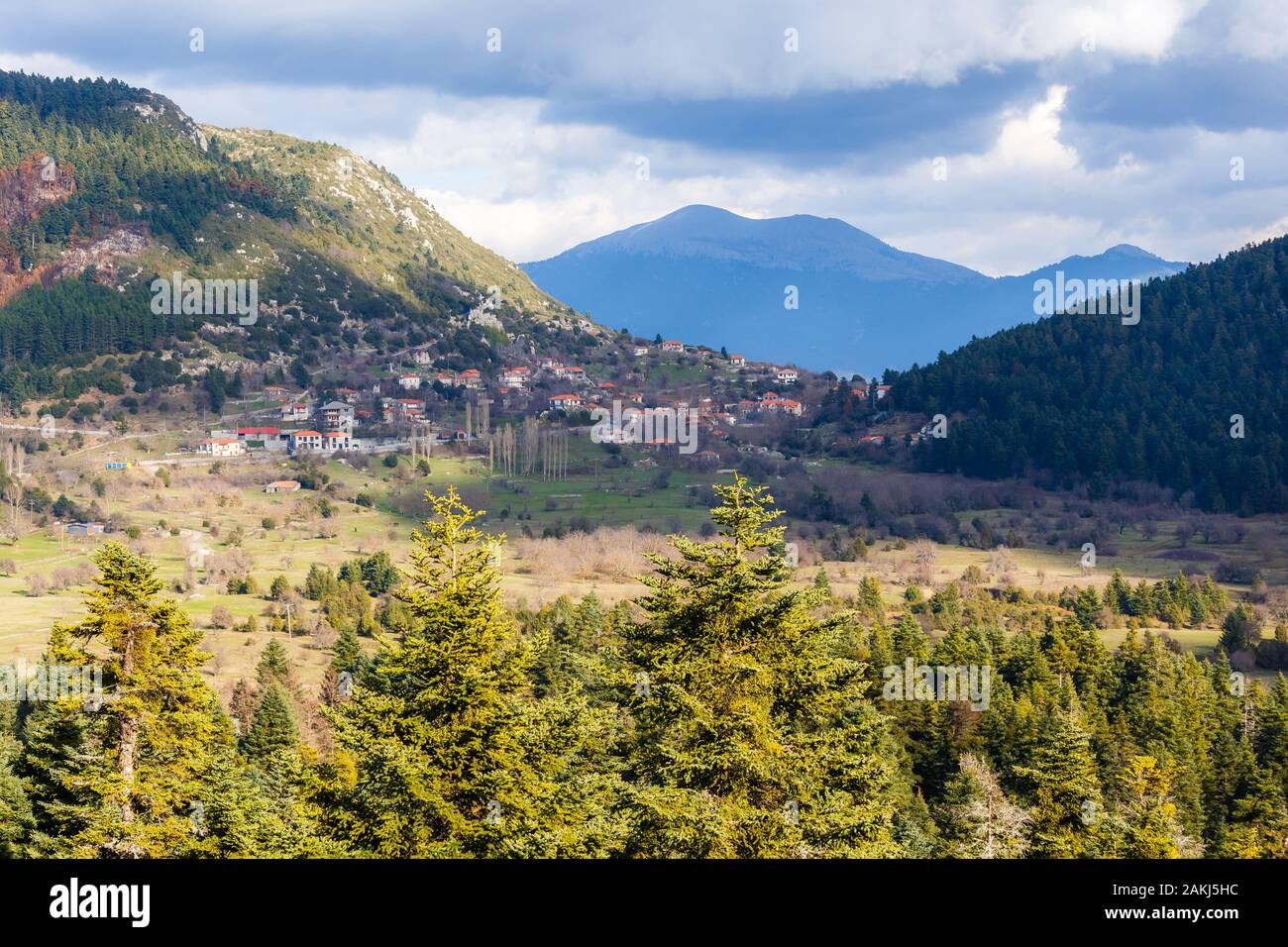 Querformat von Chrisovitsi Dorf in Arcadia, Griechenland, gebaut auf einer Höhe von 1.100 m am Hang des Mainalo Fichte Stockfoto
