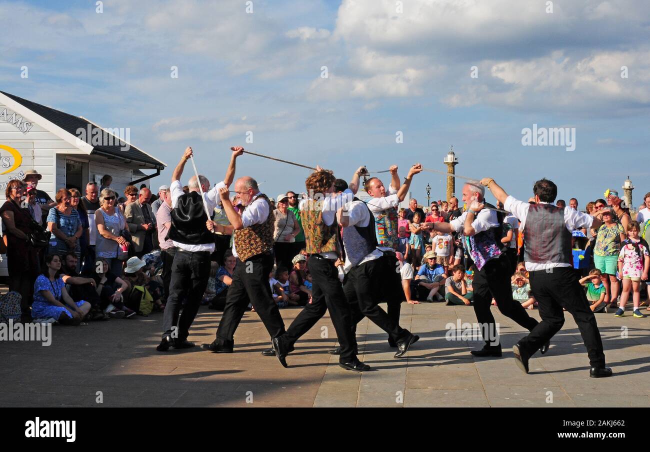 Tanzteam des North British Sword Dance tanzt in der Whitby Folk Week ein Langschwert. Stockfoto