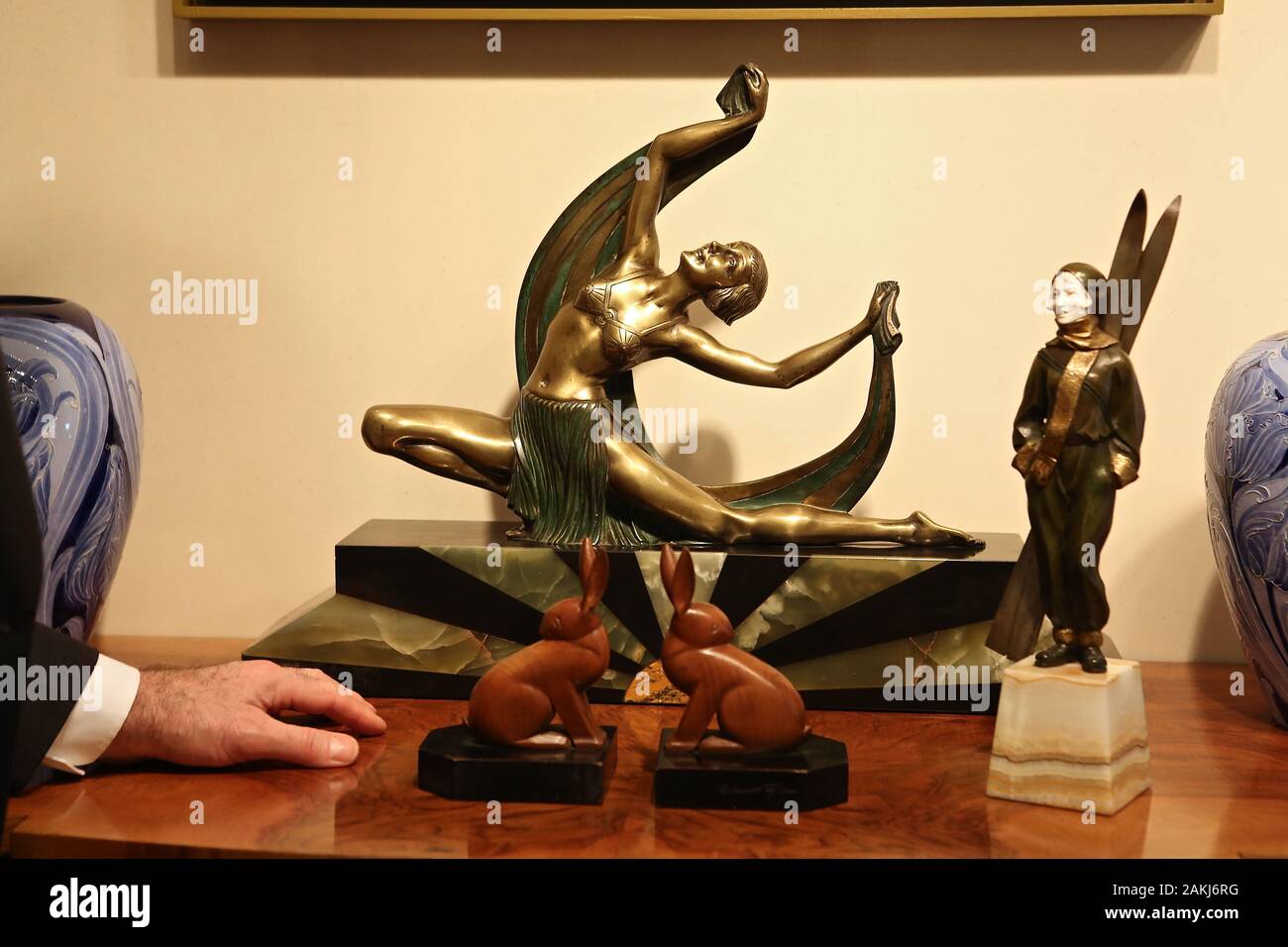 Die Hundertjahrfeier der Roaring Twenties, Banksy & Mehr ... der 20er Jahre Möbel, Accessoires und Skulptur einschließlich einer chiparus Bronze von Cleopatra, einem beliebten Gemälde im Besitz der ehemalige Premierminister Harold Wilson, treffen BBc Antiques Roadshow clock Spezialist Richard Preis Wer ist mit einem Französischen mystery Clock von Ceres, zurück in das 20. Jahrhundert die Kunst stand von Tanya Baxter. Die Krönung von Robin Haydock Antiquitäten stehen ist eine wunderbare Tiara - Halskette in 14 ct Rose Gold und Silber mit 494 alten Europäischen cut Natural Matt Brown Diamanten ... Stockfoto