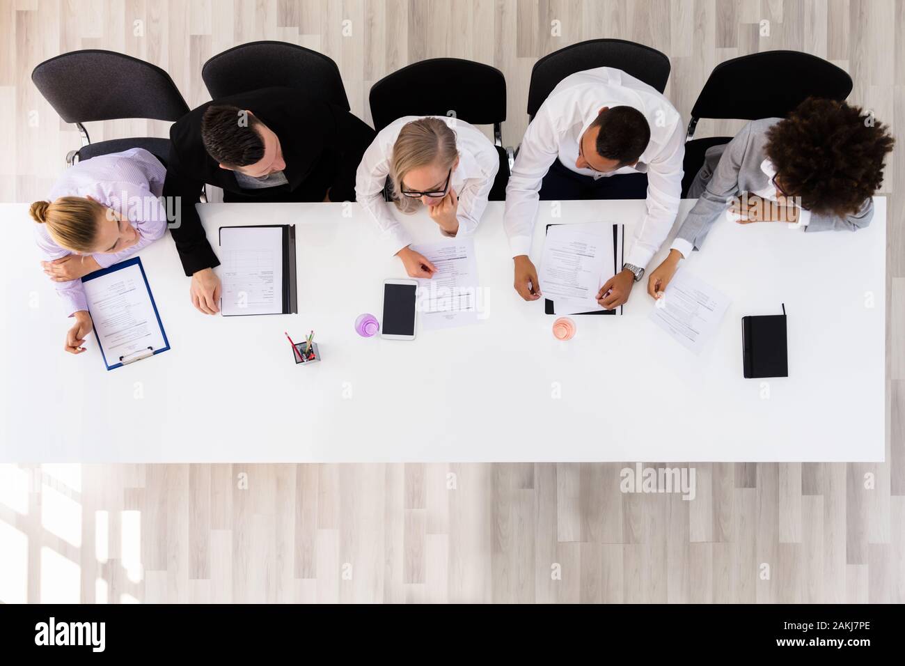Panel von Corporate Personalreferenten an einem Tisch sitzen Stockfoto