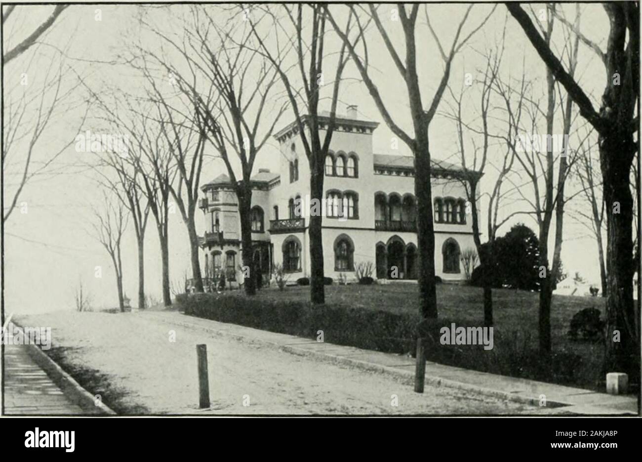 Malerischen New London und Umgebung, Groton, Mystic, Montville, Waterford, der zu Beginn des zwanzigsten Jahrhunderts; bemerkenswerte Features von Interesse. . Nterprise und Sparsamkeit, und die Tatsache, dass für viele Jahre NewLondon besessen ist, anstatt ihren Anteil der Bürger der Liberalen 83 (malerische 1 Rew Uondon und iinlepiiidcnt forUiiif morethan. Diese isespecially, trifft dies für zahlreiche inhabi-tants von heute, einige von ihnen descen - Dants aus der schönen alten Familien thatin vergangenen Generationen gemacht Neu!&gt; ondonfamous. Aber nicht wenige mehr orless jüngsten Akquisitionen; Leute ofrefinement und Reichtum, der, Stockfoto