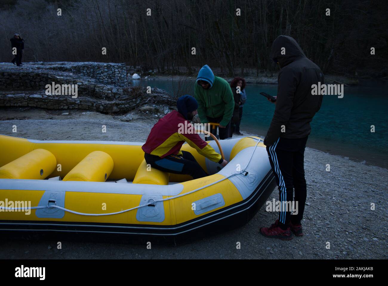 Rafting Zubereitungen, Voidomatis Epirus Griechenland Stockfoto