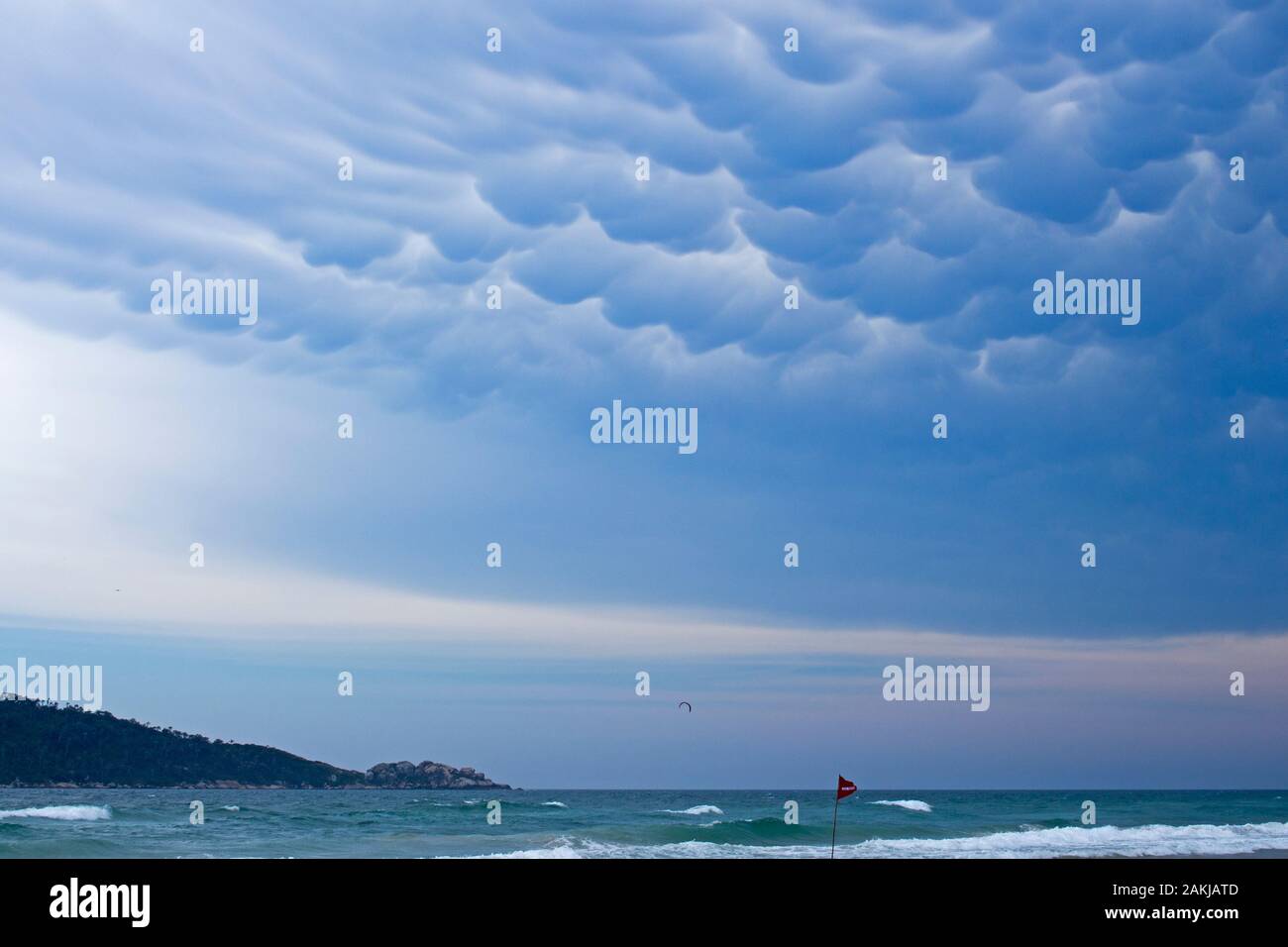 Seltsame Wolkenformationen über dem Meer an einem Strand in Santa Catarina. Eine spektakuläre Wolkenlandschaft. Stockfoto
