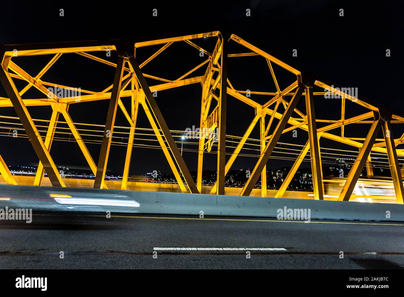 Seoul Autobahn bei Nacht. Koreanischen Nachtleben. Von der Brücke gedreht. Südkorea Stockfoto
