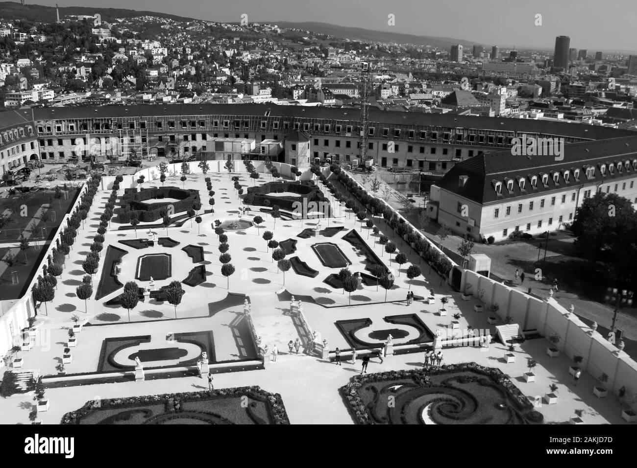 BRATISLAVA, SLOWAKEI - 01 SEPTEMBER 2019: Unbekannter Touristen im barocken Garten. Ansicht von oben Garten, Festung Gebäude. und Blick auf die Stadt Stockfoto