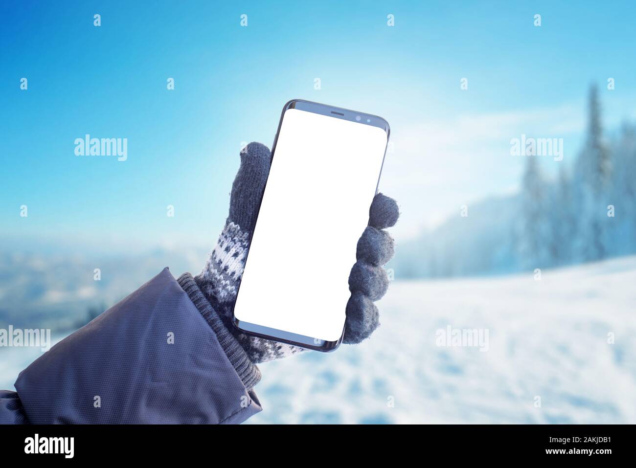 Telefon in der Hand und auch mit Handschuhen. Konzept der über Handy im Winter, kalte Zeit. Isolierte Bildschirm für Mockup, app Präsentation Stockfoto