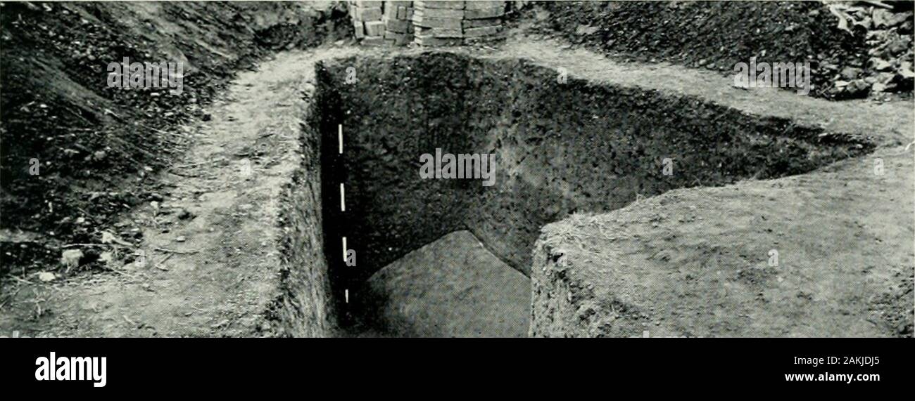 Surrey archäologischen Sammlungen. Dies war der einzige Bestattung auf der Website entdeckt. Während itextends die Grenzen der Friedhof im Süden, Es suggeststhat es noch weiter in diese Richtung, butthat erweitert haben kann das Tragen mit der Oberseite nach unten auf die Hügel probablydestroyed hat die meisten dieser seichten Bestattungen, wenn andere gab. Den Rest der Zeit war, einen Cut (Schnitt 2) totrace die Richtung des Grabens und in einem kurzen Abstand von (PI verbracht. VII und Abb. 4). Gleichzeitig wird die foundationtrenches für das zweite Haus auf diesem Boden gebaut wird, wurden im Prozess der gegraben wird, Stockfoto