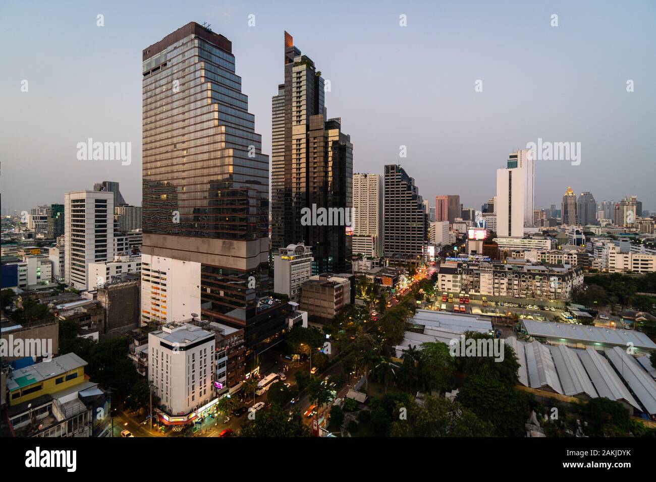 Über Bangkok Silom Business Viertel mit modernen Hotels und Bürogebäude in Thailand Hauptstadt in Südostasien Twilight Stockfoto