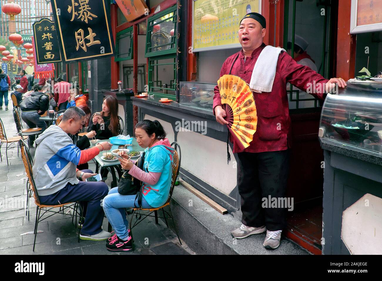 Restaurant & Kellner in der Donghuamen Street - Seitenstraße der Wangfujing Snack Street, Dongcheng District, Peking, China Stockfoto
