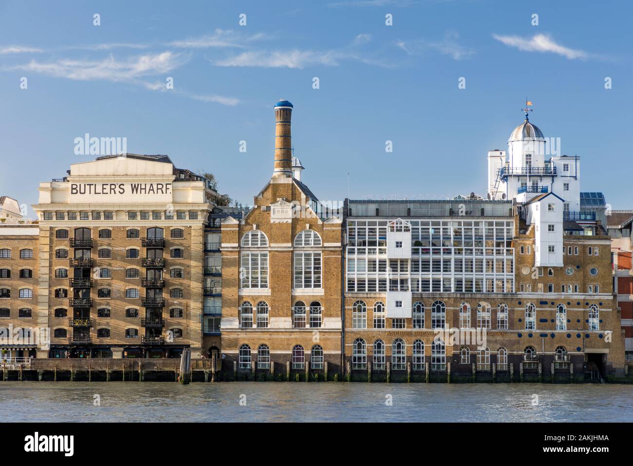 Butlers Wharf (b. 1873) - jetzt Luxus Apartments in der Nähe der Tower Bridge am Südufer der Themse, London, England, Großbritannien Stockfoto
