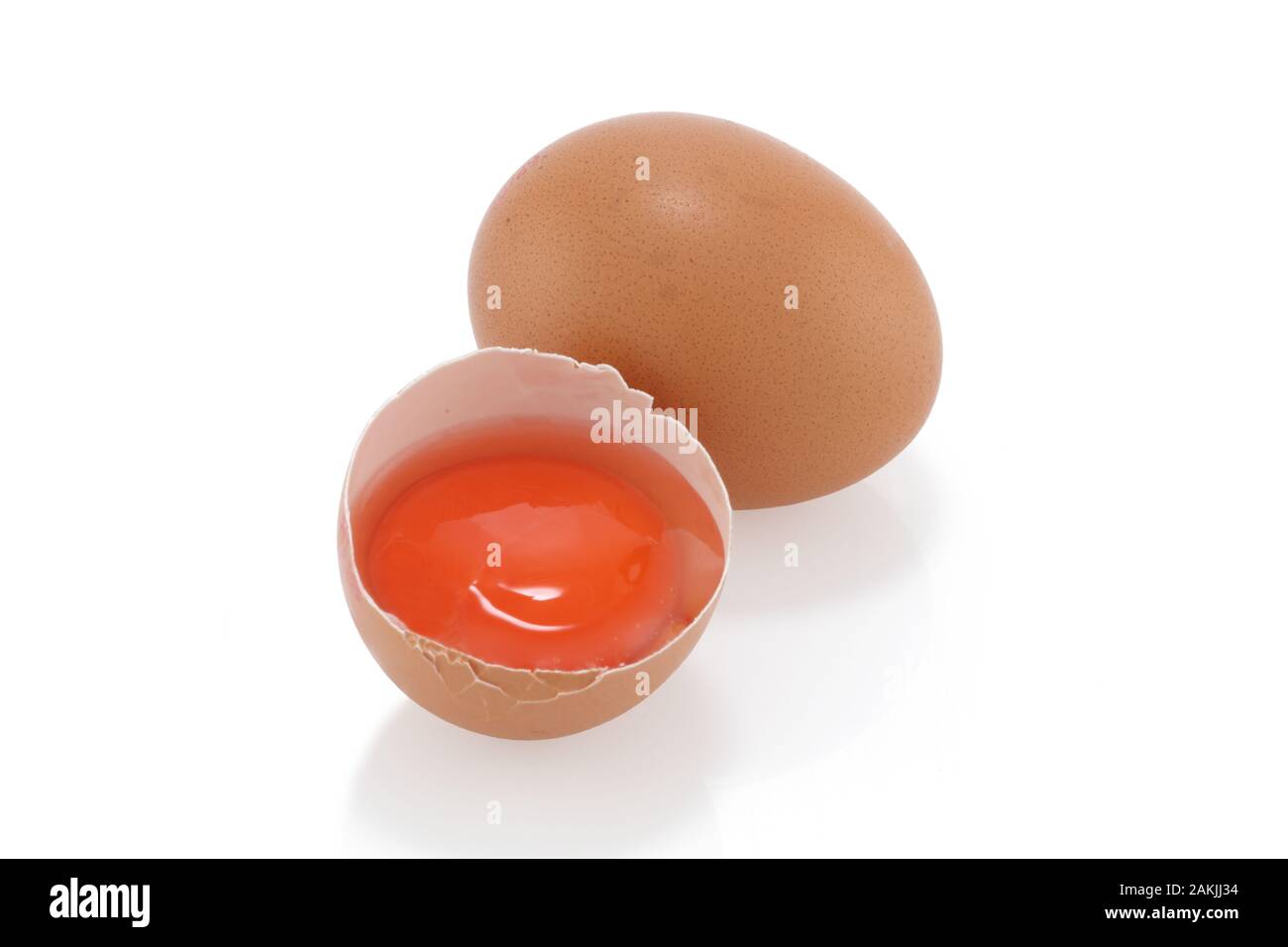 Ei und Eigelb auf weißem Hintergrund Stockfoto