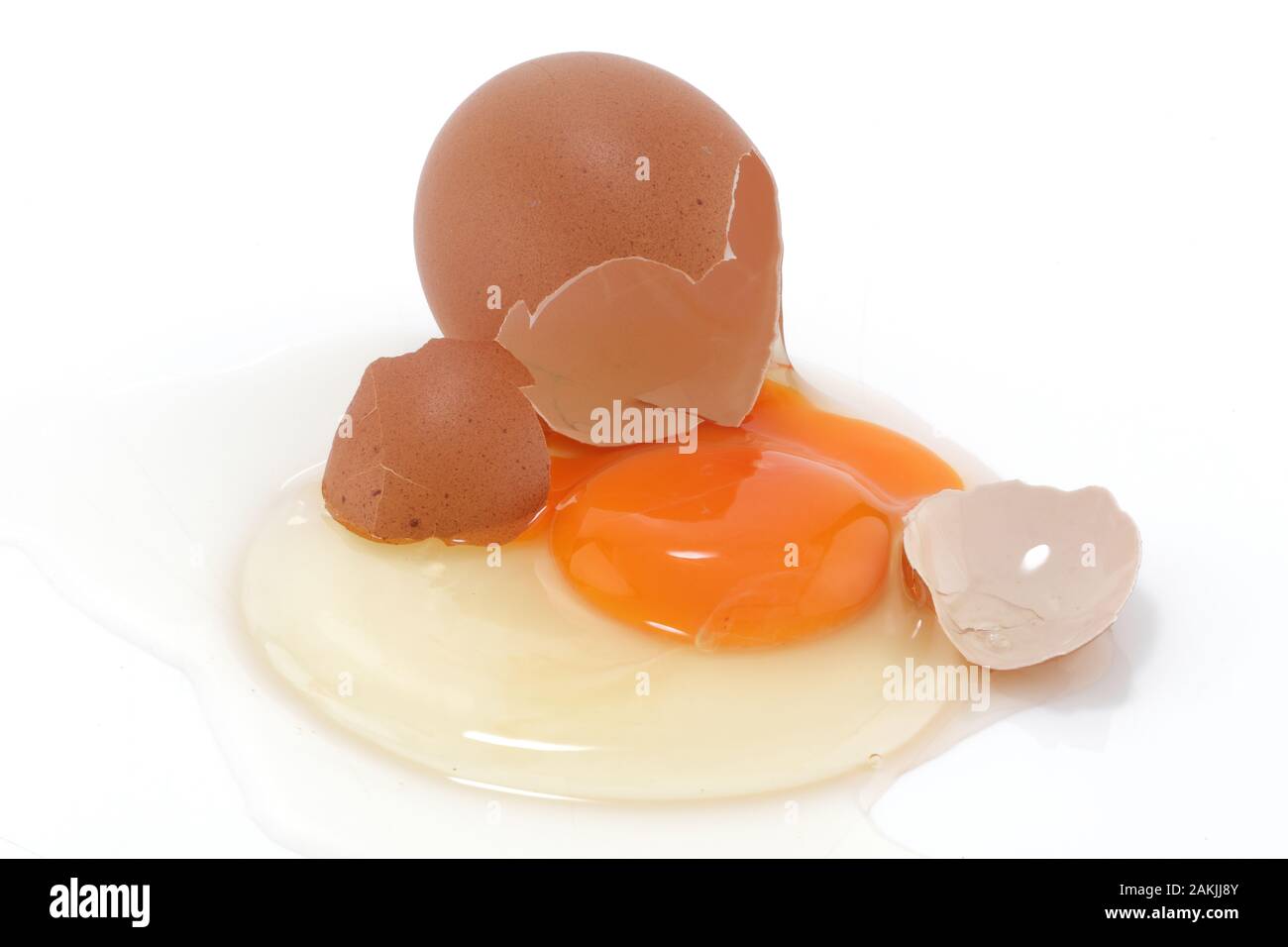 Ein rohes Ei auf einem weißen Oberfläche rissig Stockfoto