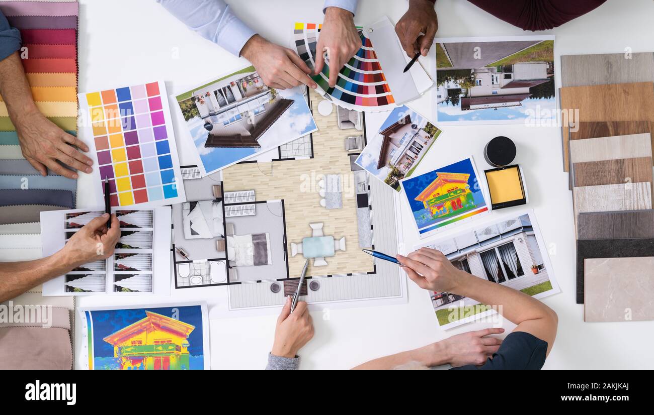 Architekten und Designer arbeiten an Farbauswahl für Haus Stockfoto