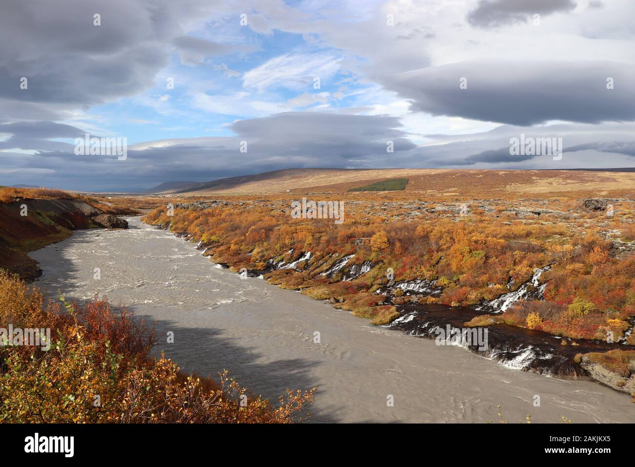 Schöne zerklüftete Landschaft auf Island in herbstlichen Farben Hraunfossar Stockfoto