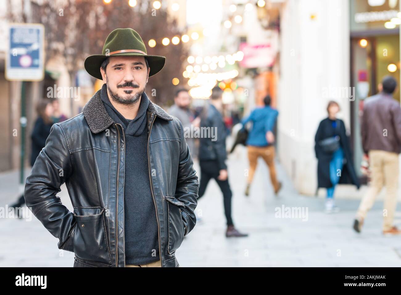 Reifer Mann mit Hut und Jacke stehen auf der Straße mit Platz für Text kopieren Stockfoto