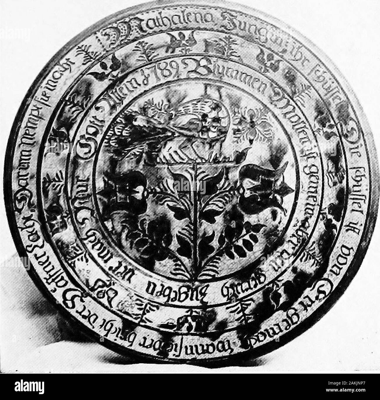 Das praktische Buch der frühen amerikanischen Kunst und Kunsthandwerk. SGRAFFITO SLIP WARE TORTE PLATTE; MISCHIANZA GERÄT, 1786 John T. Morris Sammlung, Pennsylvania Museum und Schule der Industriellen Kunst SGRAFFITO SLIP WARE FLEISCHGERICHT; Creme; TULIP und Pfau. Dekoration GRÜN UND ROT, 1789 John T. Morris Sammlung, Pennsylvania Museum und Schule der Industriellen Kunst Stockfoto